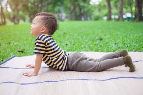 Un enfant qui fait une posture de yoga.