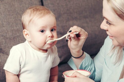 Une maman qui donne à manger à son bébé à la petite cuillère. 