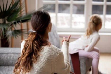 Le mauvais comportement d'une petite fille.