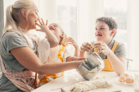 Deux enfants qui cuisinent avec leur maman. 