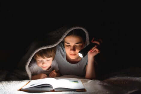 Une mère et son fils qui lisent.