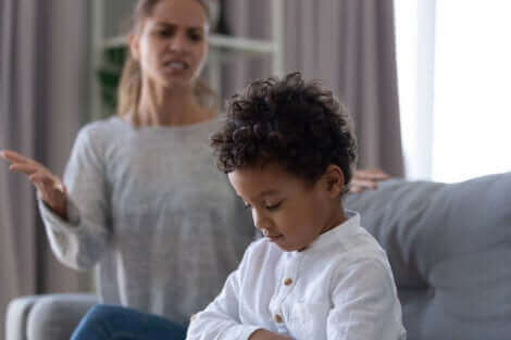 Une mère disputant son fils.