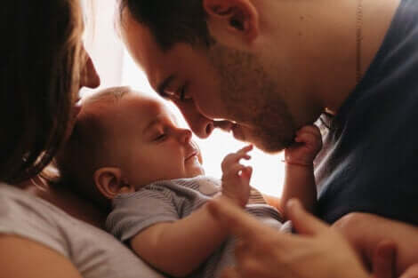 Des parents et leur bébé.