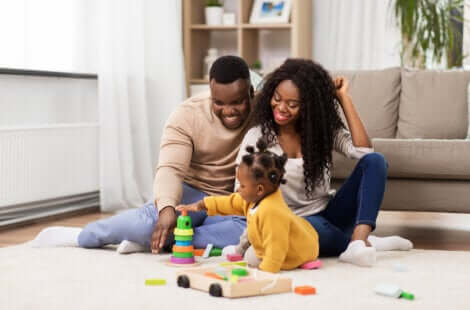 Deux parents qui jouent avec leur petite fille. 