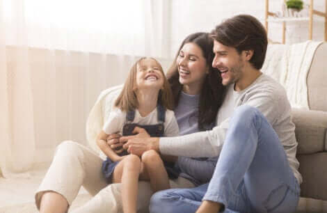 Des parents jouant avec leur fille.