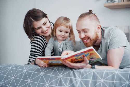 Des parents qui lisent à voix haute à leur fille dans le lit.
