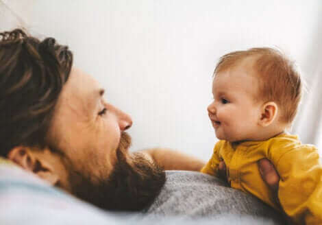 Un père avec son bébé.