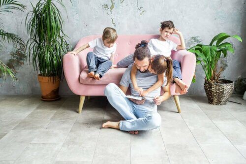 Un père en train de lire à voix haute à ses enfants.