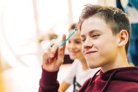 Prendre des notes en classe.