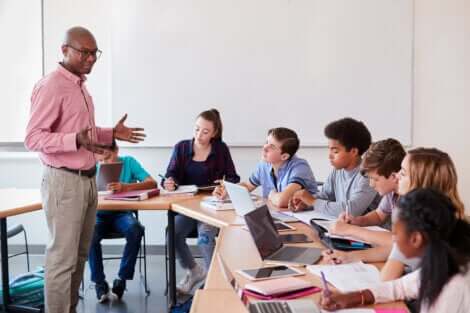 Une classe d'élèves avec un professeur. 