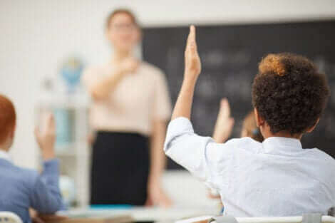 Un enfant dans une salle de classe.