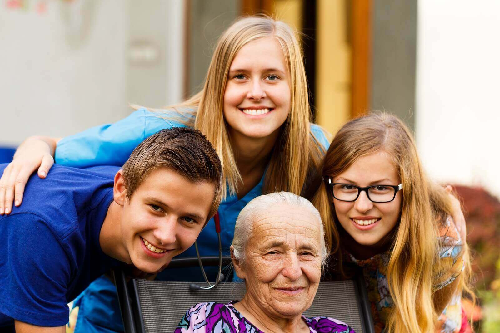 Des petits-enfants avec leur grand-mère.