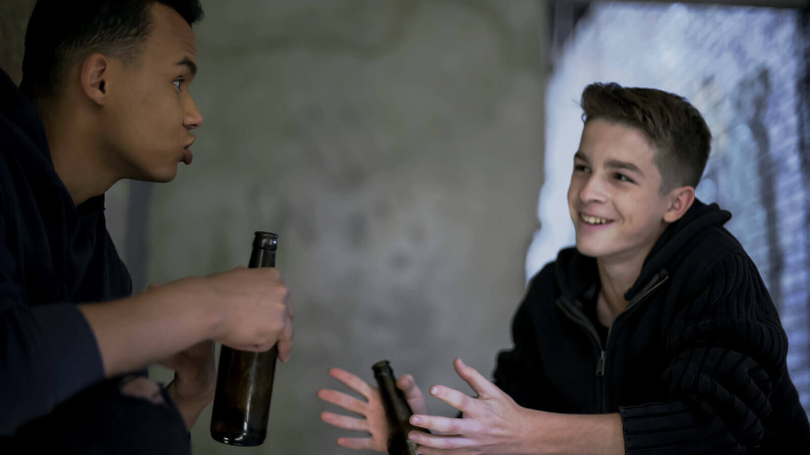 Deux adolescents buvant de l'alcool.