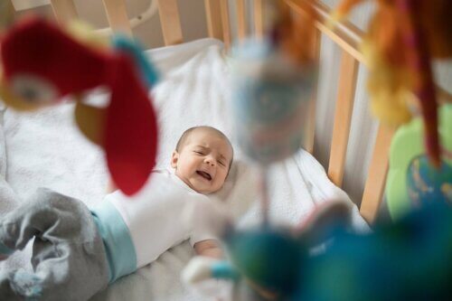 Des pleurs de bébé dans son berceau.