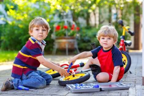 Deux enfants qui réparent un petit vélo.
