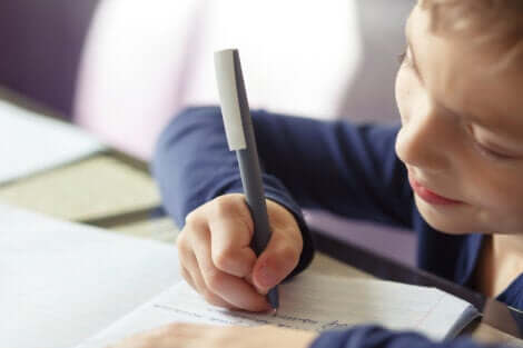 Un enfant qui apprend à écrire.