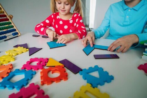 Un enfant en apprentissage des mathématiques en jouant.