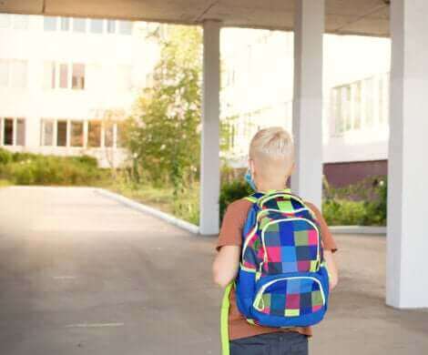 Un enfant arrivant au collège.