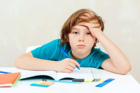 Un enfant fatigué par ses devoirs.