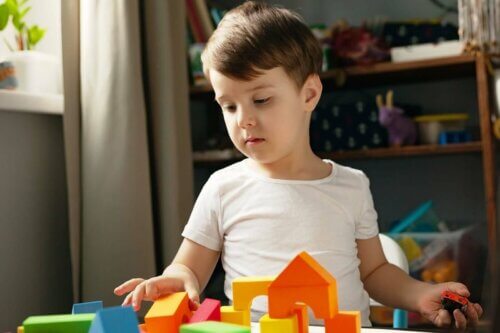 Un enfant avec un jeu de construction.