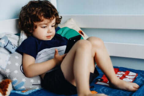 Un enfant jouant sur un téléphone.