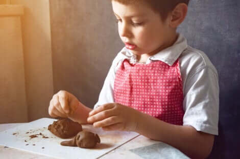 Un enfant qui joue avec de la terre.