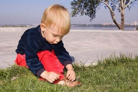 Un enfant qui apprendre à lacer ses chaussures. 