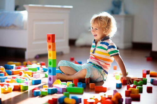 Un enfant et l'apprentissage par le jeu.