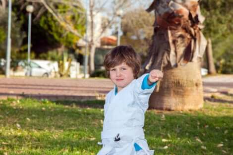 Un enfant qui fait du judo.