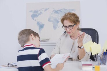 Un enfant puni par sa maîtresse.