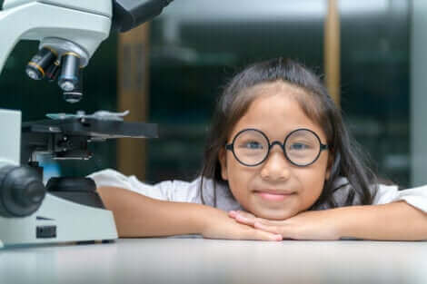 Une jeune scientifique.