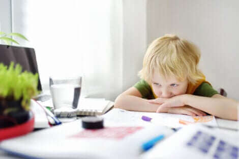 Un enfant faisant ses devoirs.