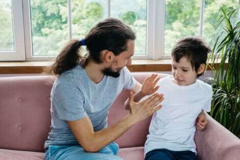 Un enfant avec le syndrome de Marfan.