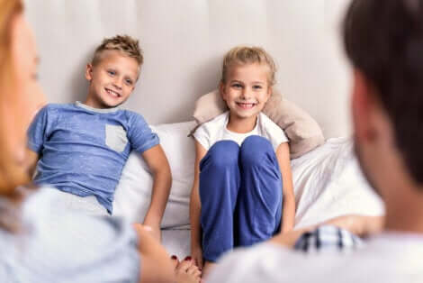 Deux enfants qui échangent avec leurs parents. 