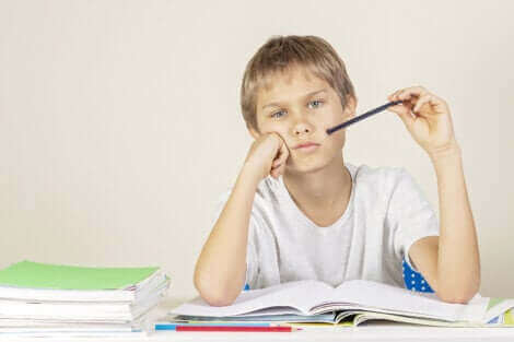 Un enfant faisant ses devoirs.