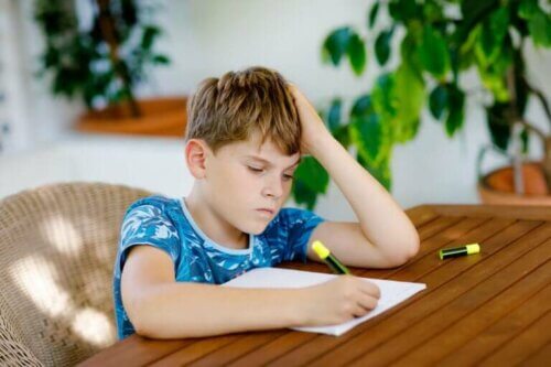 Des enfants qui ne veulent pas faire leurs devoirs.