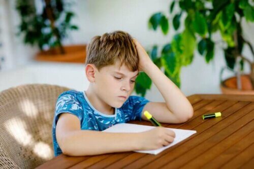 Les enfants qui ne veulent pas faire leurs devoirs : que faire ?