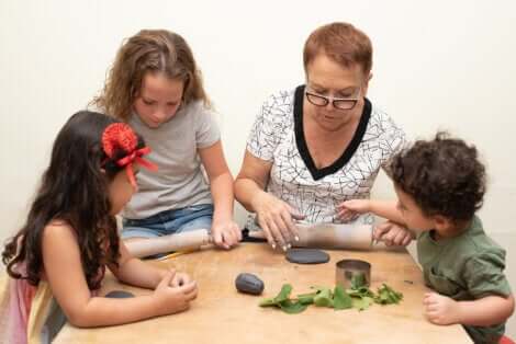 Une famille qui joue avec de la pâte à modeler. 