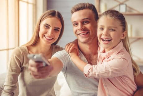 Une famille qui regarde la télévision.