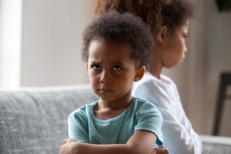 Deux enfants fâchés qui boudent.