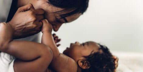 Une maman qui joue avec son bébé, et montre de la tendresse. 