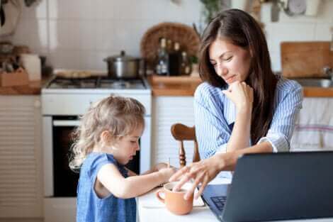 Une fille apportant le café à sa mère.