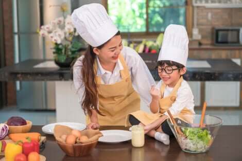 Une mère et un fils qui cuisinent.