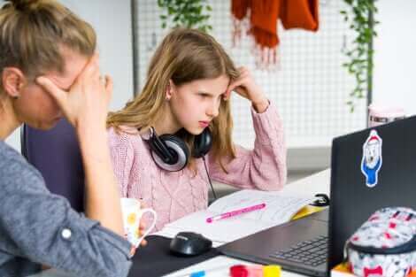 Une jeune fille travaillant sur son ordinateur.