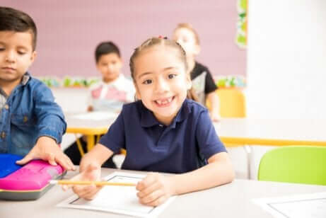 Une petite fille à l'école.