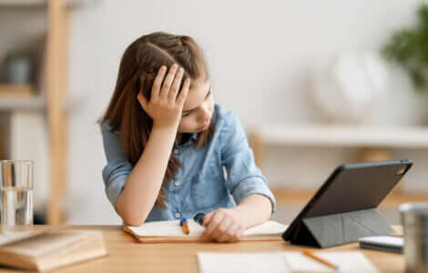 Une petite fille frustrée par ses devoirs.