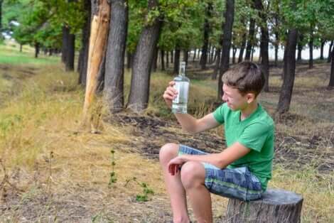 Un adolescent avec de l'alcool.