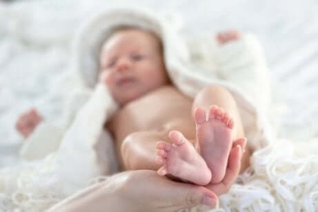 Un bébé dans une serviette.