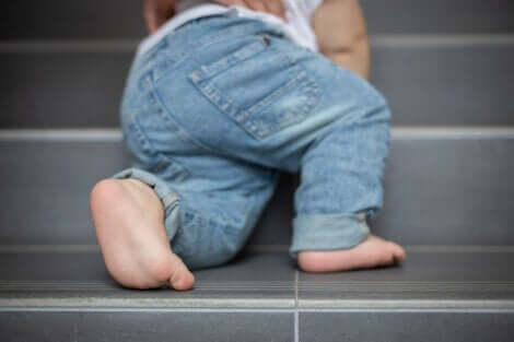 Un jeune enfant qui grimpe aux escaliers. 