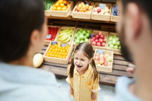 Une enfant voulant de l attention.